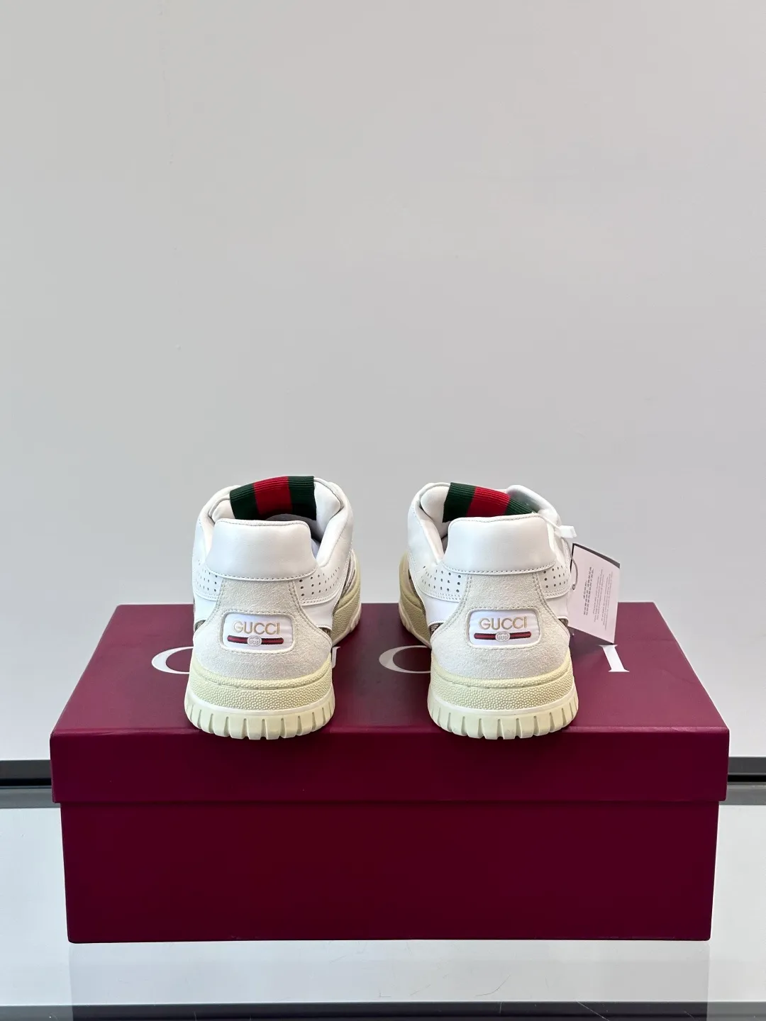 Men's Men's Shoes 💰480 [New Style] 🦨🦨Gucci 𝐆𝐮𝐜𝐜𝐢 𝐑𝐞-𝐖𝐞𝐛 As a sneaker created by Sabato De Sarno for Gucci, the Re-Web series reinterprets the brand's classic stripes, with bold and unique details to set off a modern silhouette design. These shoes are crafted from white leather. This new sneaker is ingeniously decorated with many of the brand's classic details, and is equipped with a bright red and green webbing tongue, which will make people fall in love at first sight. White leather has been specially treated to be soft and shiny, with an embossed grained texture. Script Gucci logo and Interlocking G web label with Interlocking G and script Gucci logo. Rubber outsole with Interlocking G detail eyelets. Web tongue. Size: Female 35-40 (Female 41, 42 customized). Male 38-44 (45, 46 customized)